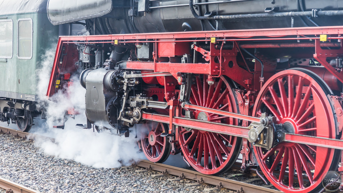 Dampflok 01 519 am Bayreuther Hauptbahnhof am Samstag, 01.April 2017

Die Geraer Eisenbahnwelten e.V. Gera, in Zusammenarbeit mit den Eisenbahnfreunden Zollernbahn e.V. Rottweil, hat zum Frühlingsausflug eingeladen. Impressionen vom Halt der Dampflok 
01 519 am Bayreuther Hauptbahnhof.
( Gera - Zeulenroda - Hof - Bayreuth und Neuenmarkt-Wirsberg und zurück) 

Ein Video dazu auf YouTube unter:   https://www.youtube.com/watch?v=-DpBrRwdRz0&feature=youtu.be

Bild: Sven Lutz