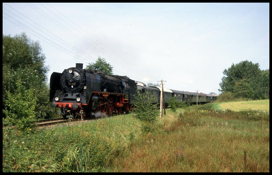 Dampflok 01066 des Museum BW Nördlingen hat hier mit ihrem Personenzug am 25.8.2002  Dinkelsbühl verlassen und fährt zurück nach Nördlingen. 