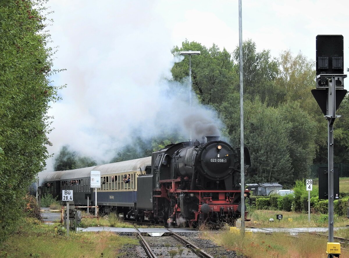 DAMPFLOK 023 058-1 IN WESTERBURG/WW.

Bei Ankunft des Sonderzuges am 10.9.22 in Westerburg/Westerwald.....