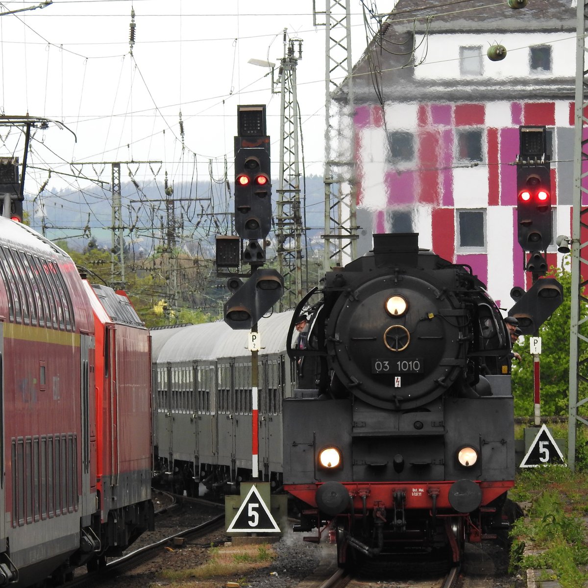 DAMPFLOK 03-1010 AUF SONDERFAHRT(EF TREYSA)IN KOBLENZ AM 22.4.2017
GANZ aktuell-die heutige Sonderfahrt der Eisenbahnfreunde TREYSA führte auf der
romantischen Siegstrecke SIEGEN-SIEGBURG-KÖLN,dann rechtsrheinisch nach
KOBLENZ...Am Spätnachmittag rollt die Lok mit dem Sonderzug wieder in den Hbf. Koblenz ein,während ein Regionalexpress den Bahnhof verlassen will und am
Signal warten muss.....