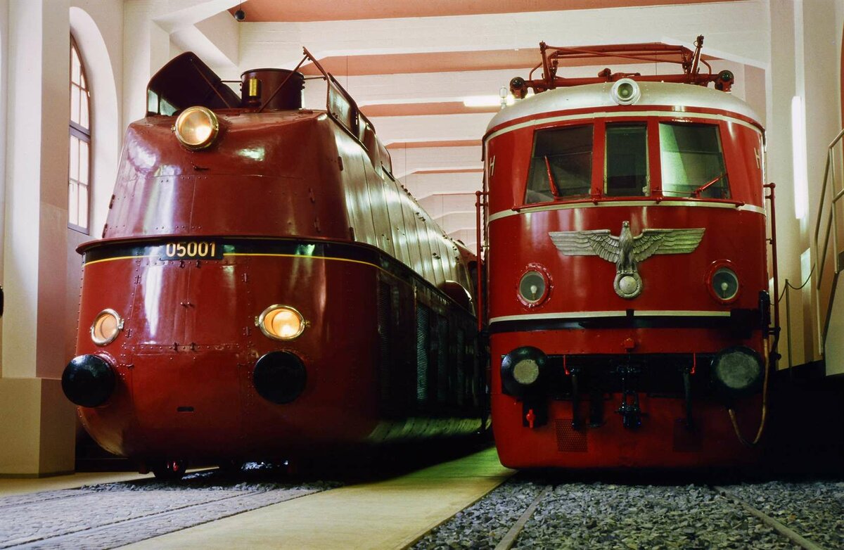 Dampflok 05 001 und Ellok E 19 12 im DB-Museum Nürnberg, 26.05.1985.
