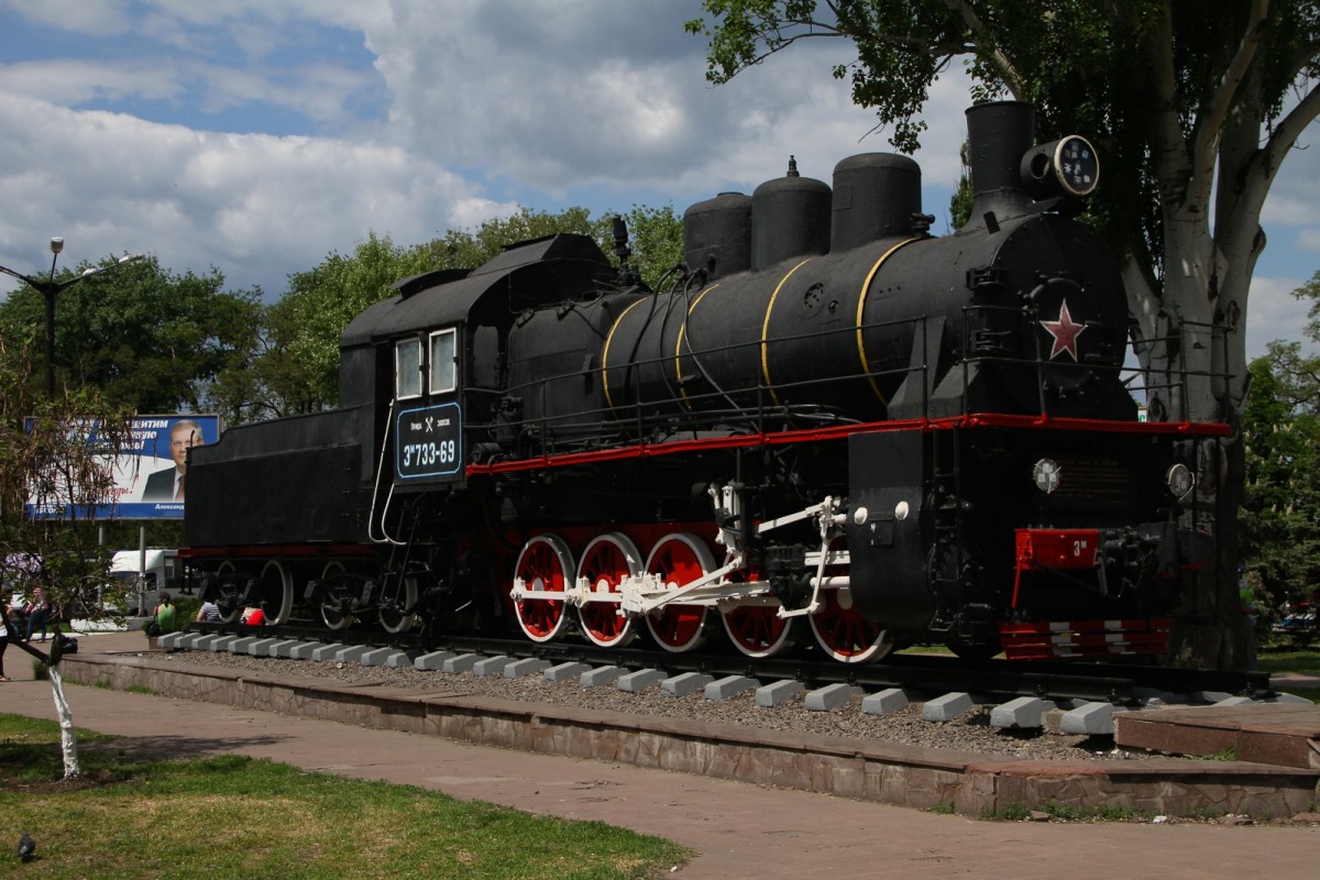 Dampflok ЭМ 733-69
im Jahr 1934 im Werk Molotov Lugansk gebaut.  1941-1945 für Transport militärischer Fracht gebraucht.
Im Juni 1997 als Denkmal für die Eisenbahner aufgestellt am Bahnhof Kriwy Rig . Foto 13.05.2015