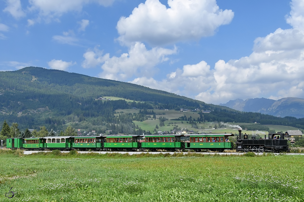 Dampflok  12  zieht einen Zug in Mauterndorf an einem wunderschönen Sommertag im August 2019.