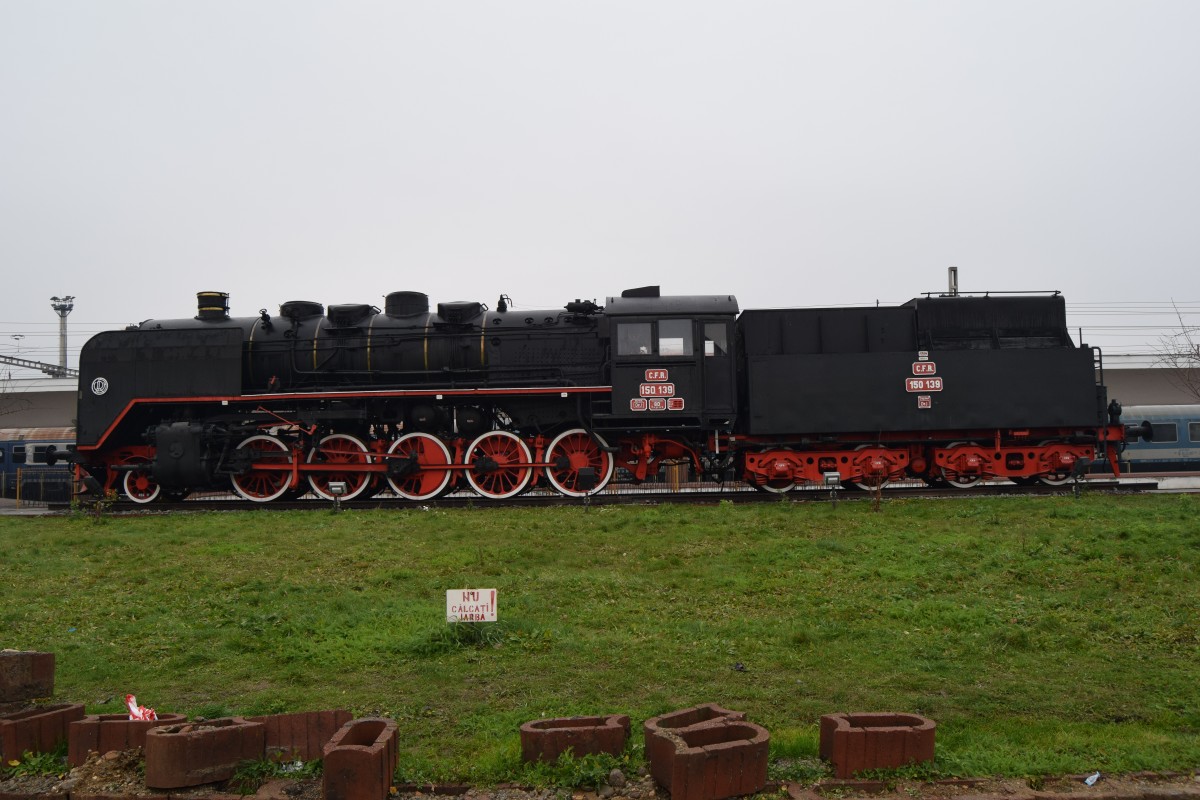 Dampflok 150.139 ausgestellt im Bahnhof Cluj Napoca am 28.11.2015