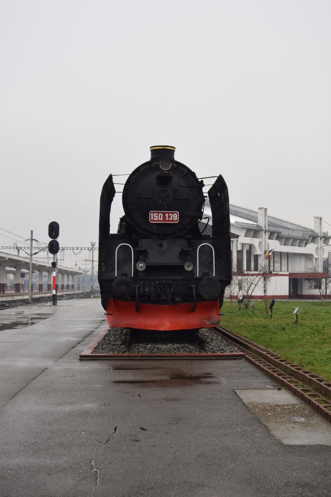 Dampflok 150.139 ausgestellt im Bahnhof Cluj Napoca am 28.11.2015