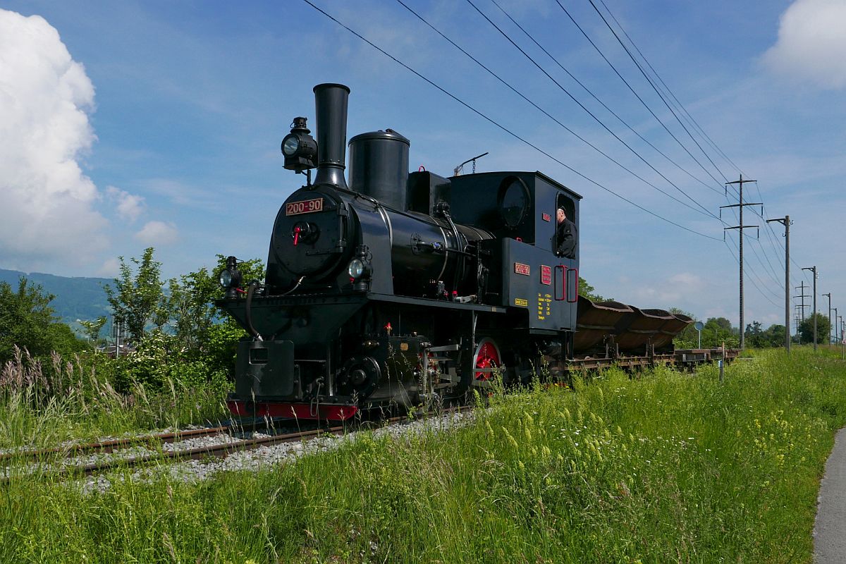 Dampflok 200-90  LIESL  zieht die in Wiesenrain übernommenden Loren- und Flachwagen zwischen Widnau und Diepoldsau zum 'Bahnhof Rheinbähnle'. (30.05.2019).