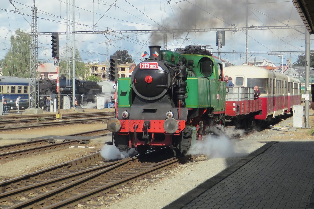 Dampflok 213.902 treft am 10 September 2022 in Benesov u Prahy ein.