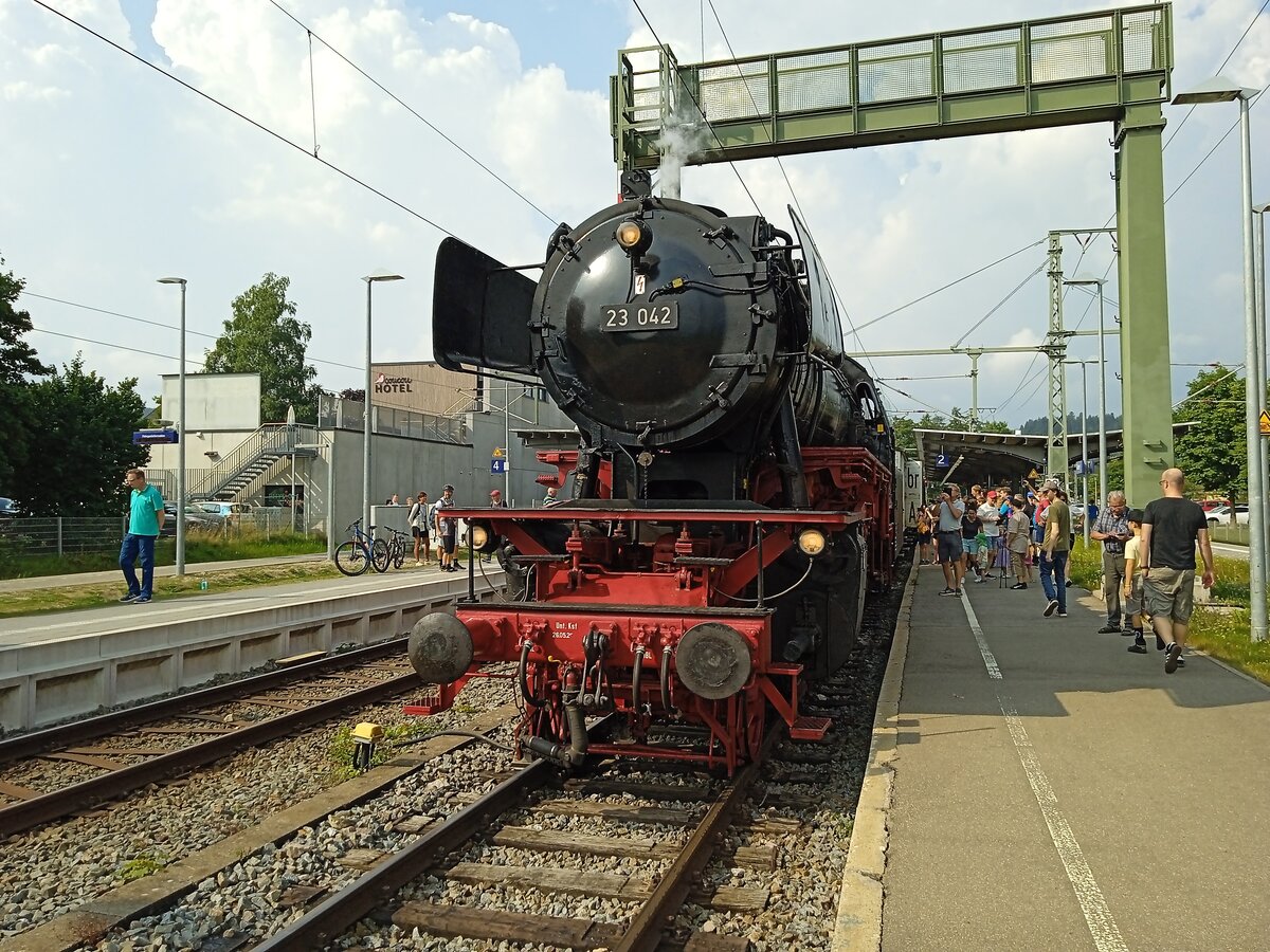Dampflok 23 042 am 16.8.2025 mit dem Zug der Dreiseenbahn in Titisee 