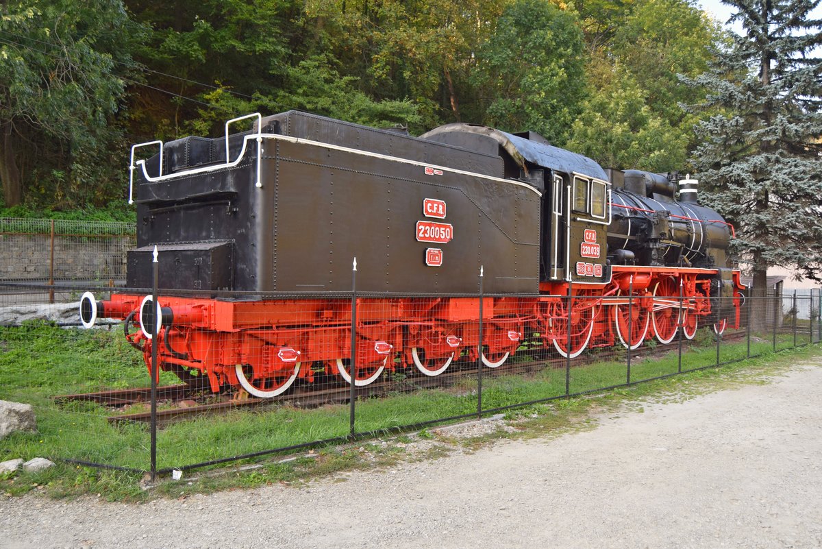 Dampflok 230039 mit Schlepptender 230050 ausgestellt in Bahnhof Sinaia am 01.10.2017