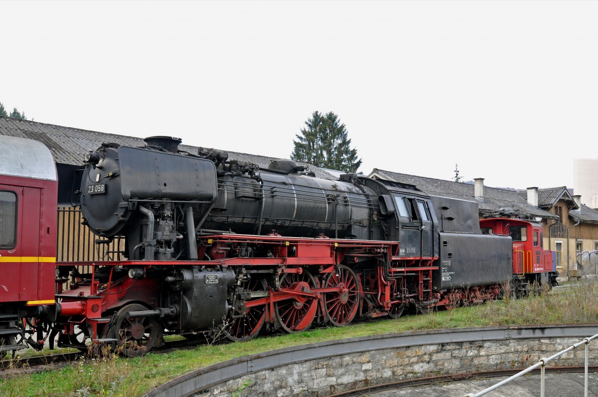 Dampflok 23058 steht auf einem Nebengleis beim Bahnhof Sissach. Die Aufnahme stammt vom 30.10.2015.