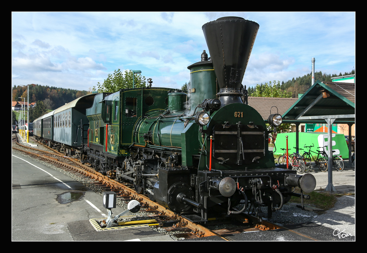 Dampflok 29.671 der GKB steht mit einem Sonderzug im Bahnhof Wies-Eibiswald. 
29.10.2016