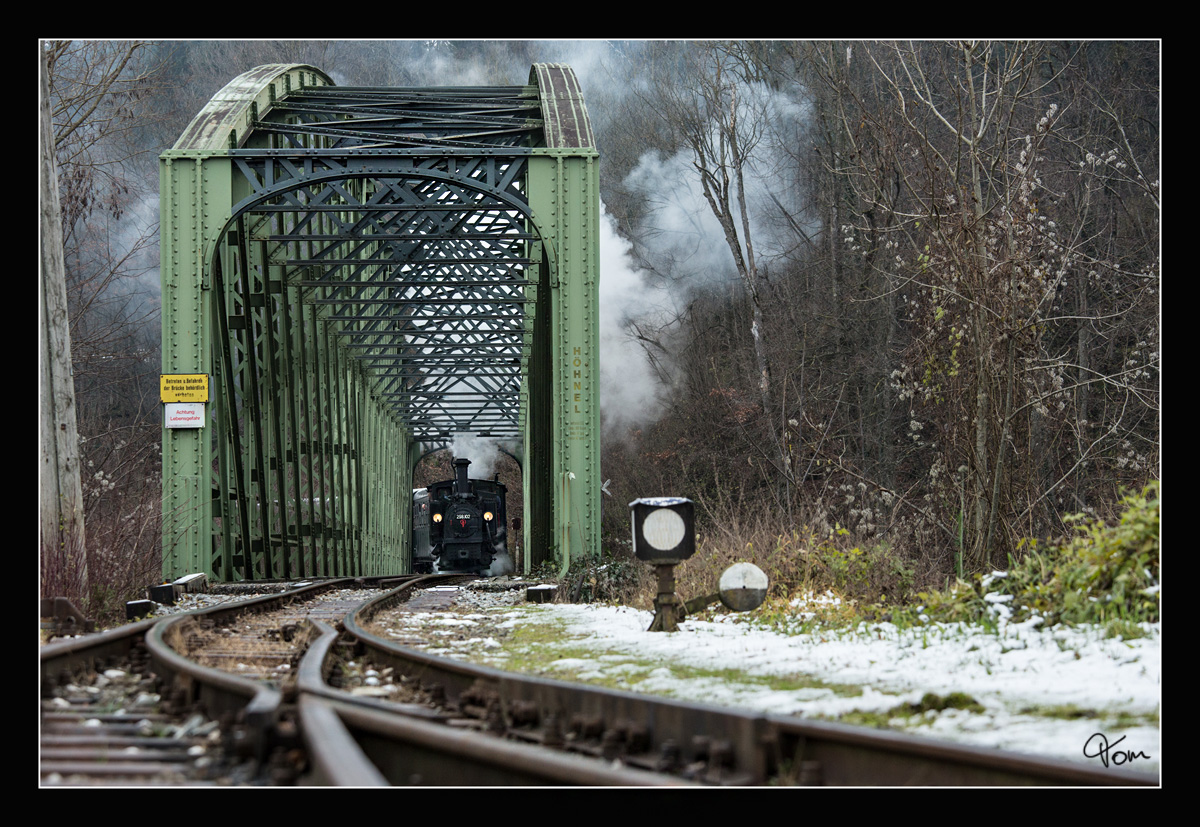 Dampflok 298.102 fährt mit einem Weihnachtszug von Steyr nach Grünburg, hier zu sehen bei der Querung über die Steyr nahe Waldneukirchen.
2.12.2017