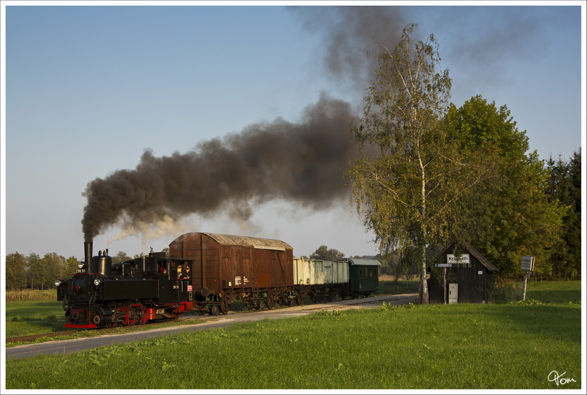 Dampflok 298.56 fhrt auf der Stainzerbahn, mit einem aufgeschemelten Gterzug von Kraubath nach Stainz, hier bei der Ausfahrt in Kraubath.
25.09.2013