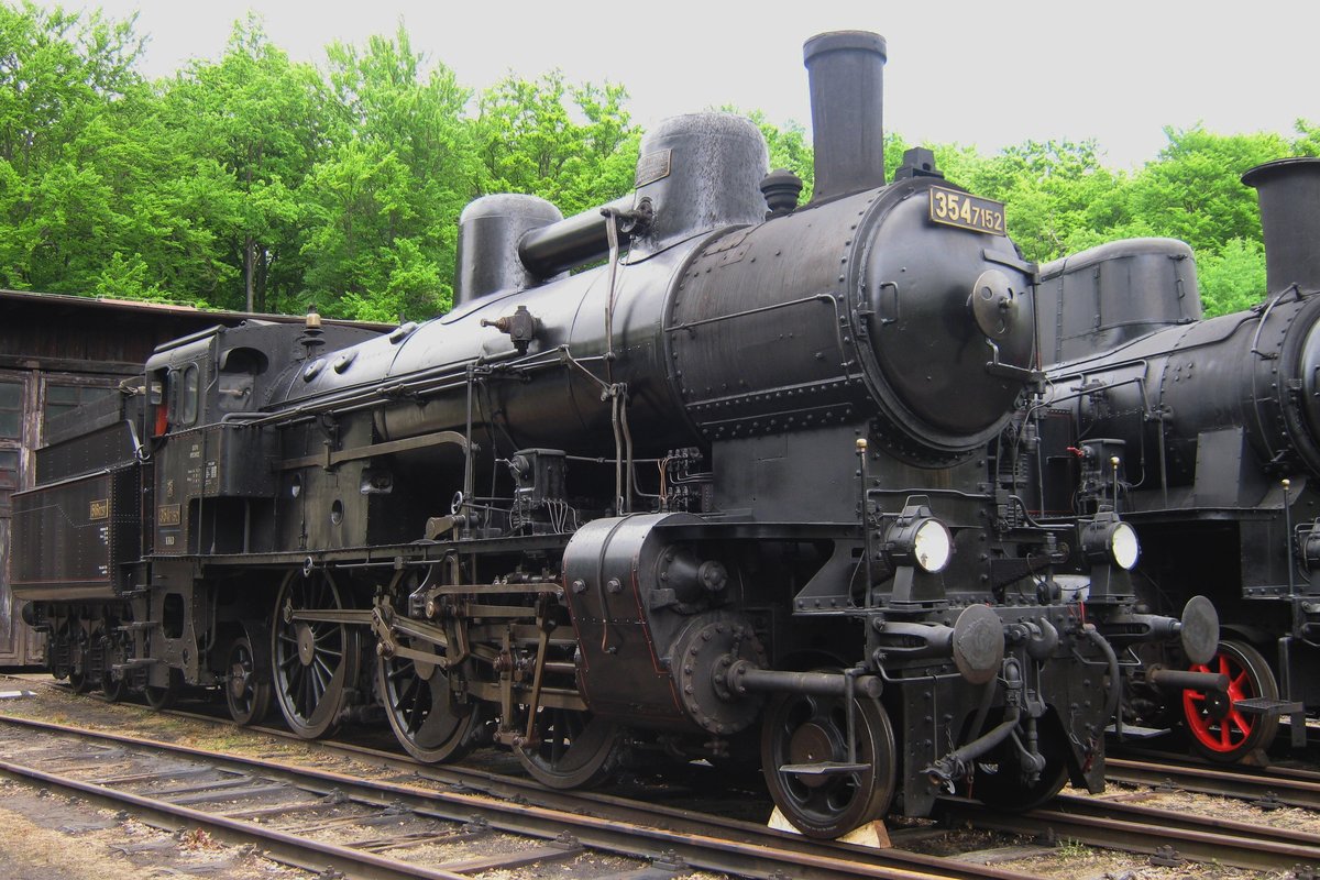 Dampflok 354 7152 steht am 13 Mai 2012 ins Eisenbahnmuseum in Luzna u Rakovnika.