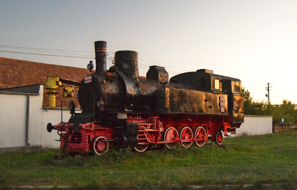 Dampflok 40007 steht vor dem Eingang im Bahnbetriebswerk Dej. Foto com 14.09.2017.