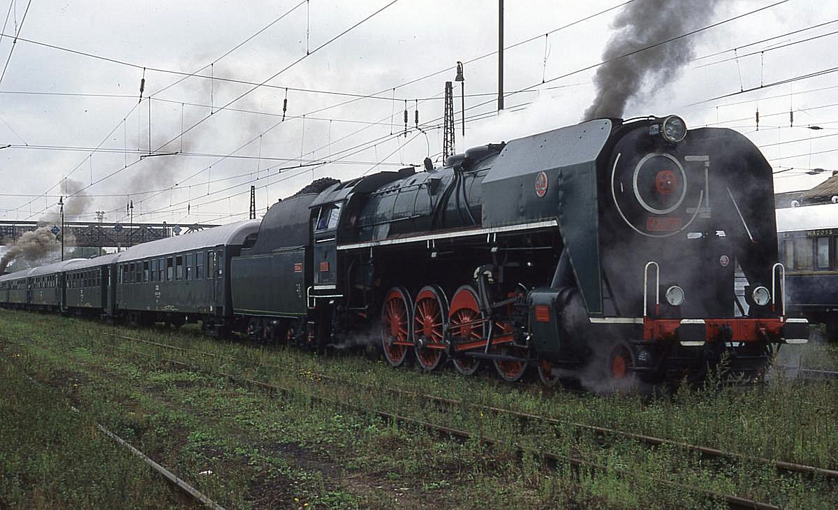 Dampflok 4751142 hält mit einem Sonderzug am 2.9.1995 im Bahnhof Prag Smichov.