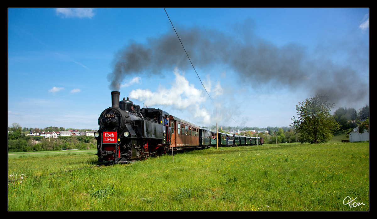 Dampflok 498.04 fährt auf der Steyrtalbahn mit dem  1. Mai Zug  von Steyr nach Grünburg.  Neuzeug 01.05.2019