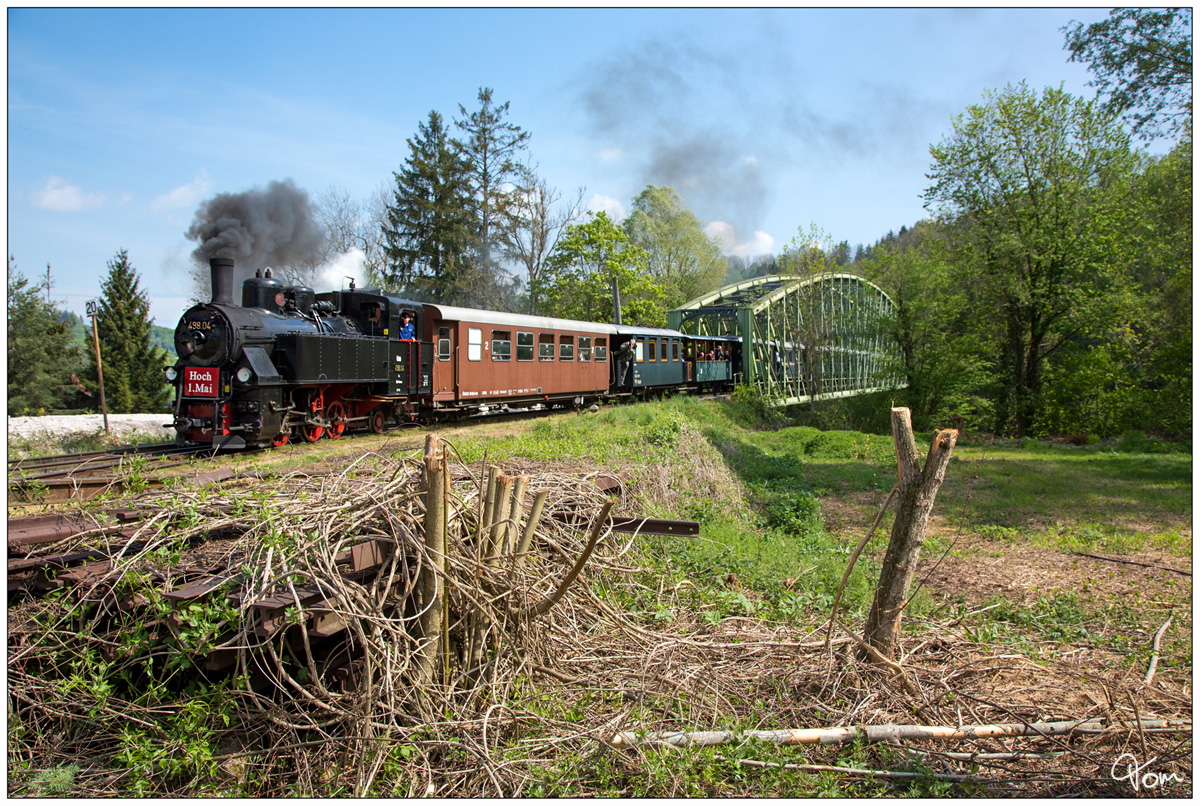 Dampflok 498.04 fährt auf der Steyrtalbahn mit dem  1. Mai Zug  von Steyr nach Grünburg. Waldneukirchen 01.05.2019