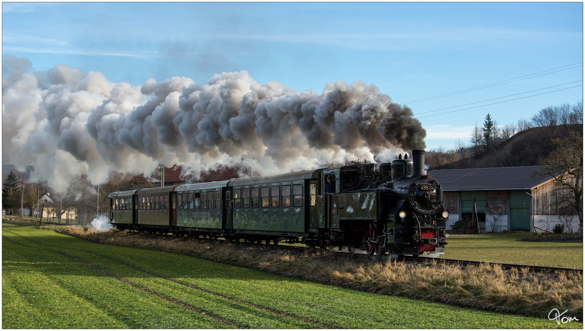 Dampflok 498.04 der Steyrtalbahn, auf der Fahrt von Steyr nach Grünburg. 
Aschach an der Steyr  10.12.2017