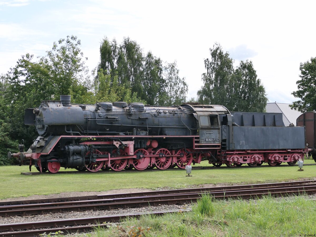 Dampflok 50 3521-7 als Denkmal-Lok am Eisenbahnhotel in Meyenburgam 08.08.2024