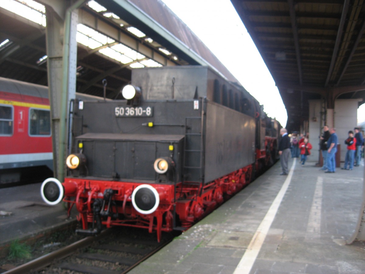 Dampflok 50 3610-8 mit Dampfsonderzug Richtung Bochum-Dahlhausen bildlich festgehalten am 1.4.07 in Hagen Hbf.
