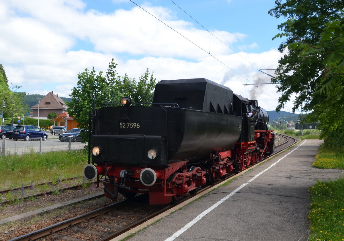 Dampflok  52 7596, bei einer Rangierfahrt  Ansicht vom Tender aus  im Bahnhof  Titisee-Neustadt, Daten: Gewicht  Lok .u. Tender 130 t, Wasser 30 m³, Kohle 10 t,  Am 18.06.2017
