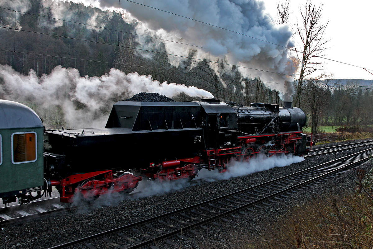 Dampflok 52 7596 unterwegs mit einem Sonderzug bei Aistaig.Bild vom 21.12.2014