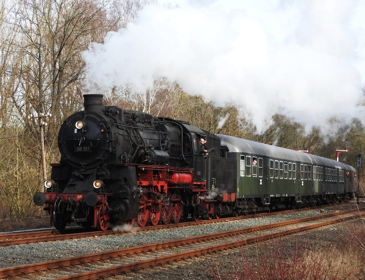 DAMPFLOK 58311 MIT SONDERZUG EF-TREYSA BEI EINFAHRT BAHNHOF HACHENBURG/WW
Der Sonderzug der EF-TREYSA mit Dampflok 58311 erreicht am Nachmittag des
23.2.2019 von WESTERBURG kommend den Bahnhof HACHENBURG/WW....