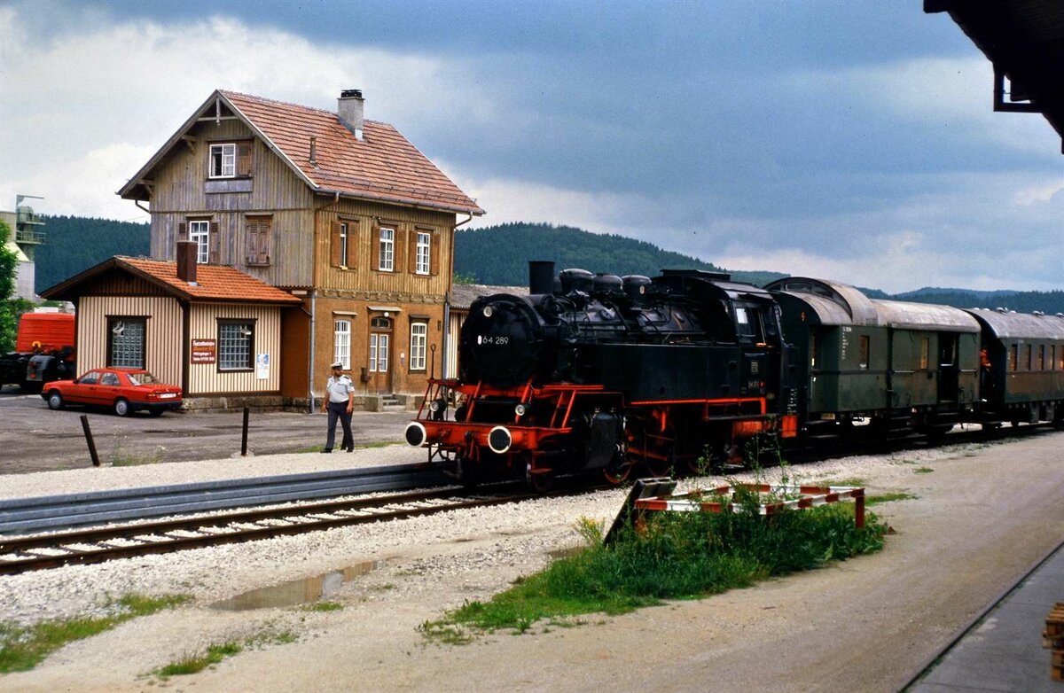 Dampflok 64 289 bei einer Plandampffahrt auf der Hohenzollerischen Landesbahn, 22.07.1987