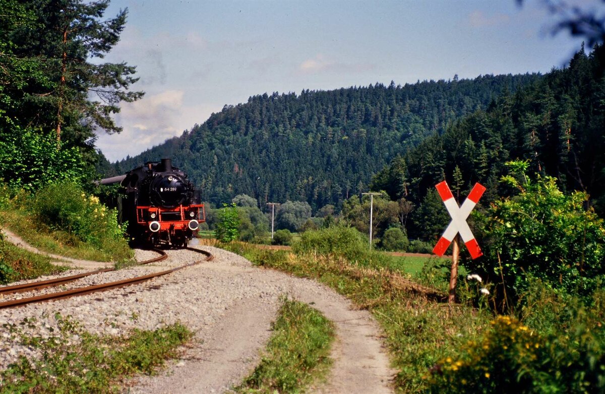 Dampflok 64 289 der EFZ auf den Gleisen der Hohenzollerischen Landesbahn bei einer Plandampffahrt, 22.07.1987