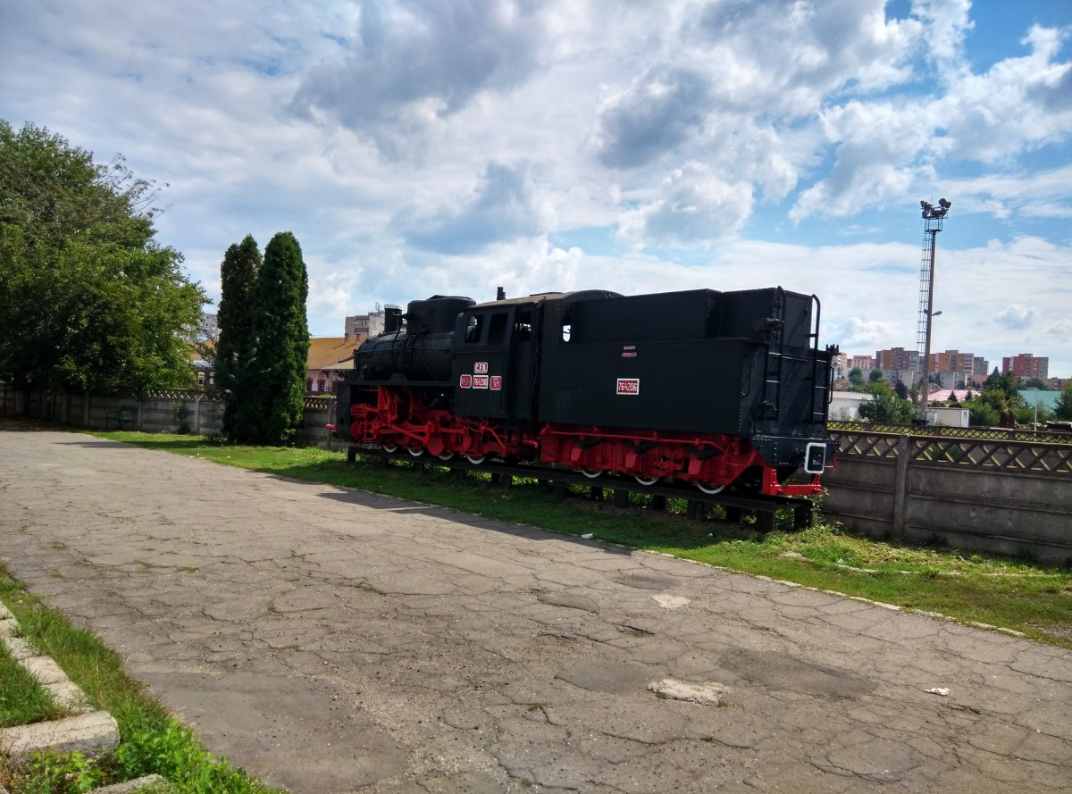 Dampflok 764.206 (Schmalspur) ist ausgestellt am Eingang des Bahnbetriebswerks Targu Mures. Foto vom 23.08.2015.