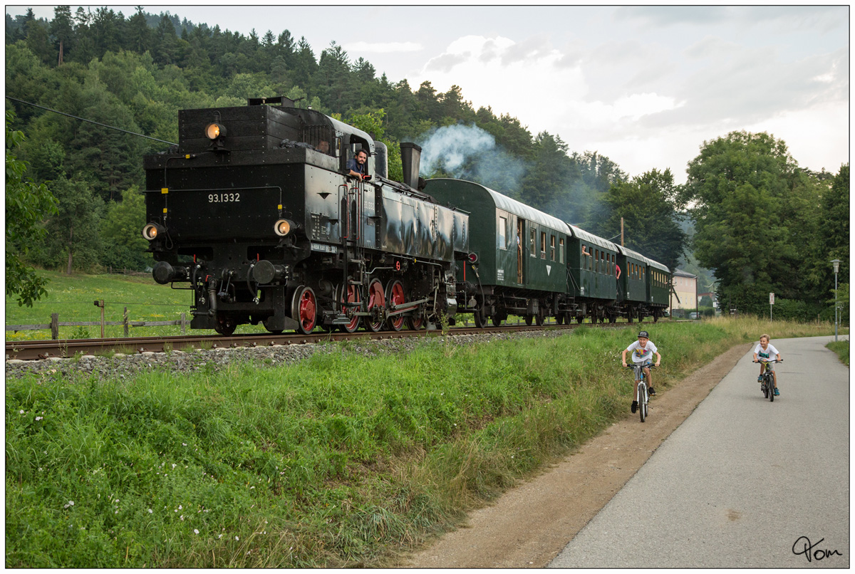 Dampflok 93.1332 fährt für eine Englische Reisegruppe von Wietersdorf nach Klagenfurt durch das Görschitztal. Sichtlich Spaß an der Fahrt hatte nicht nur der Lokführer, sondern auch die jungen Eisenbahnfreunde in Klein Sankt Paul.
26.07.2019