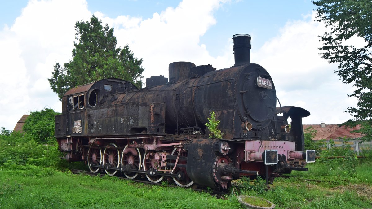 Dampflok 94649 liegt ausgestellt im Bahnmuseum des Betriebswerks Sibiu. Aufnahme vom 29.07.2018