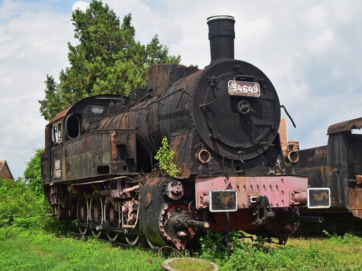 Dampflok 94649 liegt ausgestellt im Bahnmuseum des Betriebswerks Sibiu. Aufnahme vom 29.07.2018.