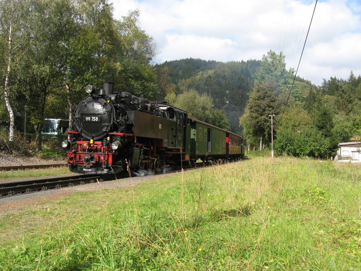 Dampflok 99 758 der Zittau-Schmalspurbahn bei der Einfahrt in Oybin am 25.09.09