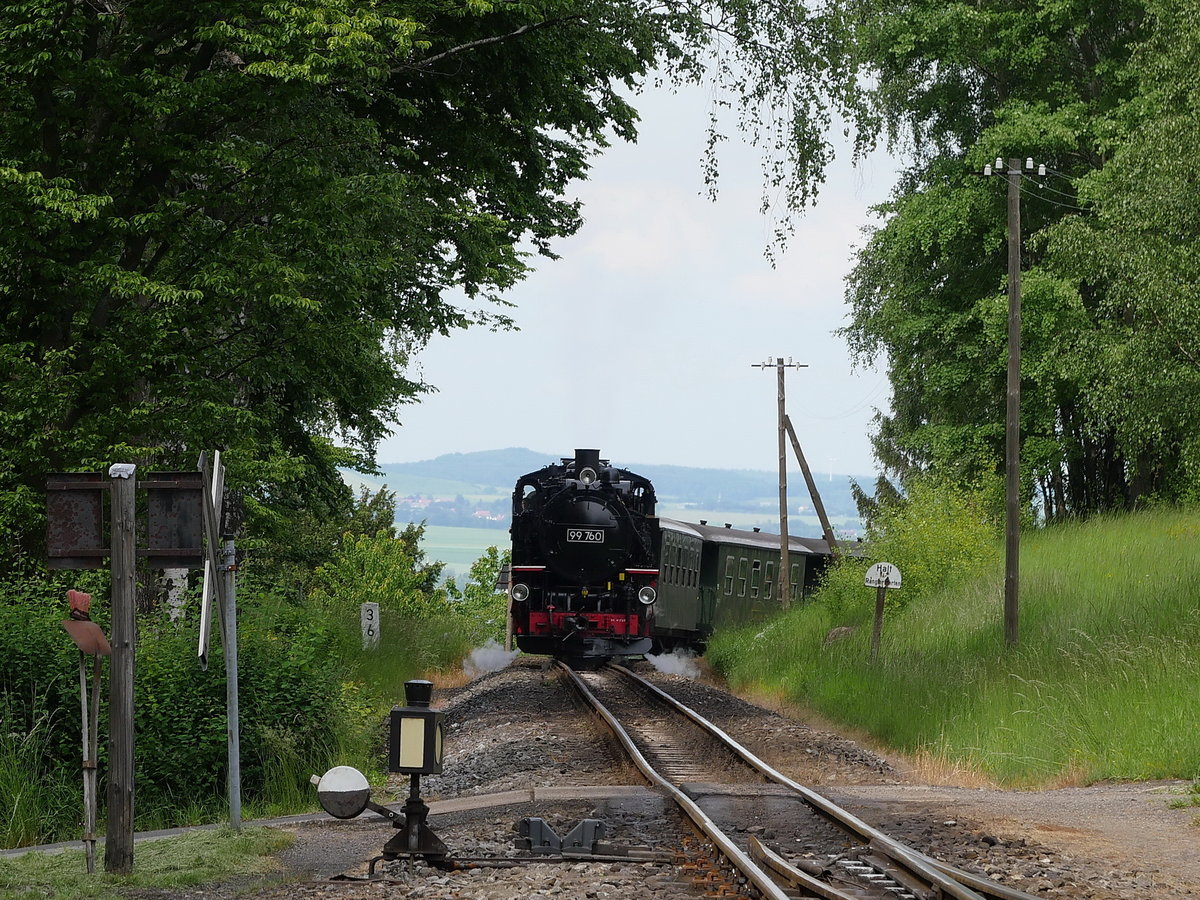 Dampflok 99 760 (Lok-Nr. weiß eingerahmt) (DR EDV-Nummer 99 1760-0; DB 099 733-8) der Zittauer Schmalspurbahn mit dem Personenzug SOE 314 hat nach der letzten Kurve das Niveau des Bahnhofgeländes erreicht, Kurort Jonsdorf; 08.06.2020
