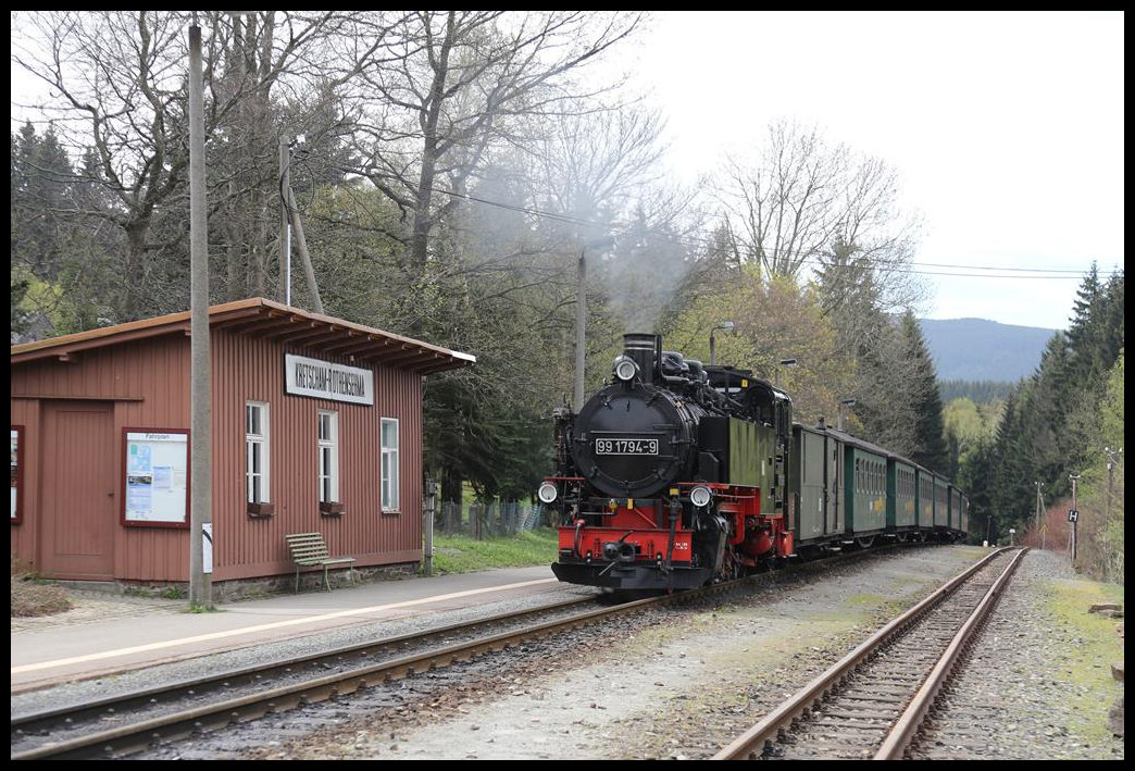 Dampflok 991794-9 der Fichtelbergbahn fährt hier am 26.04.2019 um 12.05 Uhr mit einem Personenzug nach Oberwiesenthal in den Bahnhof Kretscham - Rothensehma ein.