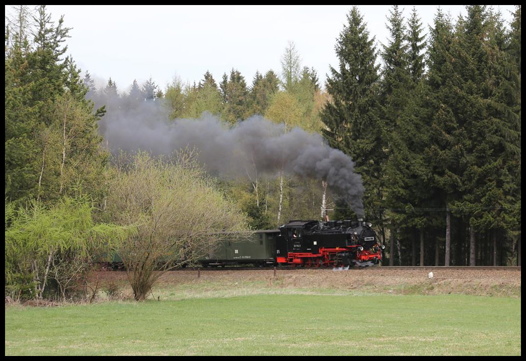 Dampflok 991794-9 der Fichtelbergbahn hat hier 26.04.2019 um 12.24 Uhr mit einem Personenzug nach Oberwiesenthal den Bahnhof Kretscham - Rothensehma verlassen und strebt nun dem nächsten Haltepunkt Niederschlag zu.