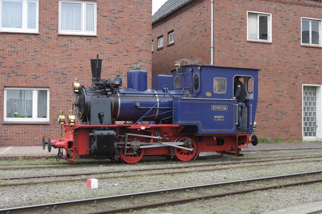 Dampflok Borkum fuhr am 1.10.2013 einen Planzug auf Borkum. Hier kommt sie
gerade aus ihrer Remise, um in die Wagenhalle zu fahren und dort den Zug 
abzuholen.
