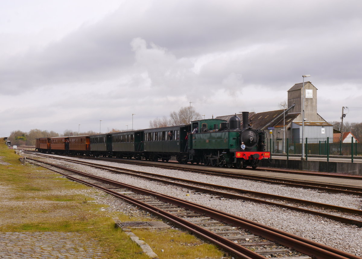 Dampflok ETAT-E332 (2'C Fives-Lille1909) mit CFBS-Zug St.Valery-Port11:00-Noyelles-sur-Mer11:30-Le Crotoy12:00 Uhr.
Die Chemin-de-Fer-de-la-Baie-de-Somme (CFBS) ist eine meterspurige Museumseisenbahn in Nordfrankreich an der Mündung der Somme in den Atlantik.
Noyelles-sur-Mer 
26.03.2016