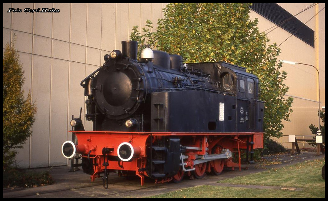 Dampflok Grafenstaden Nr. 8141 auf dem Denkmalsockel in Völklingen, Kraftwerk Fenne, am 2.11.1992