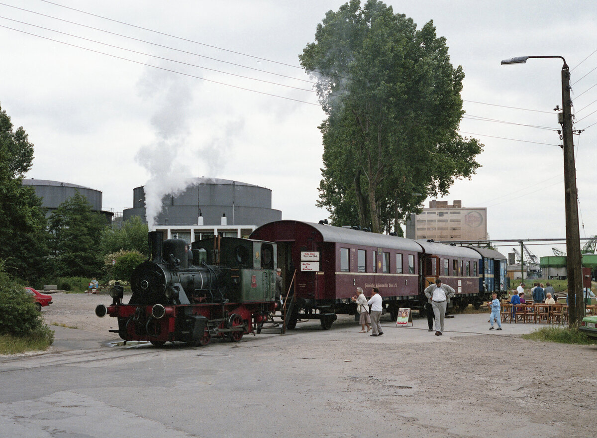 Dampflok HSW 4 beim wasserfassen an der Rheinpromenade in Wesel am 19.06.1988. Dahinter Wageneinheit HSW 18+17 und Güterwagen HSW 102. Scanbild 203.6818, Kodak VericolorIII.