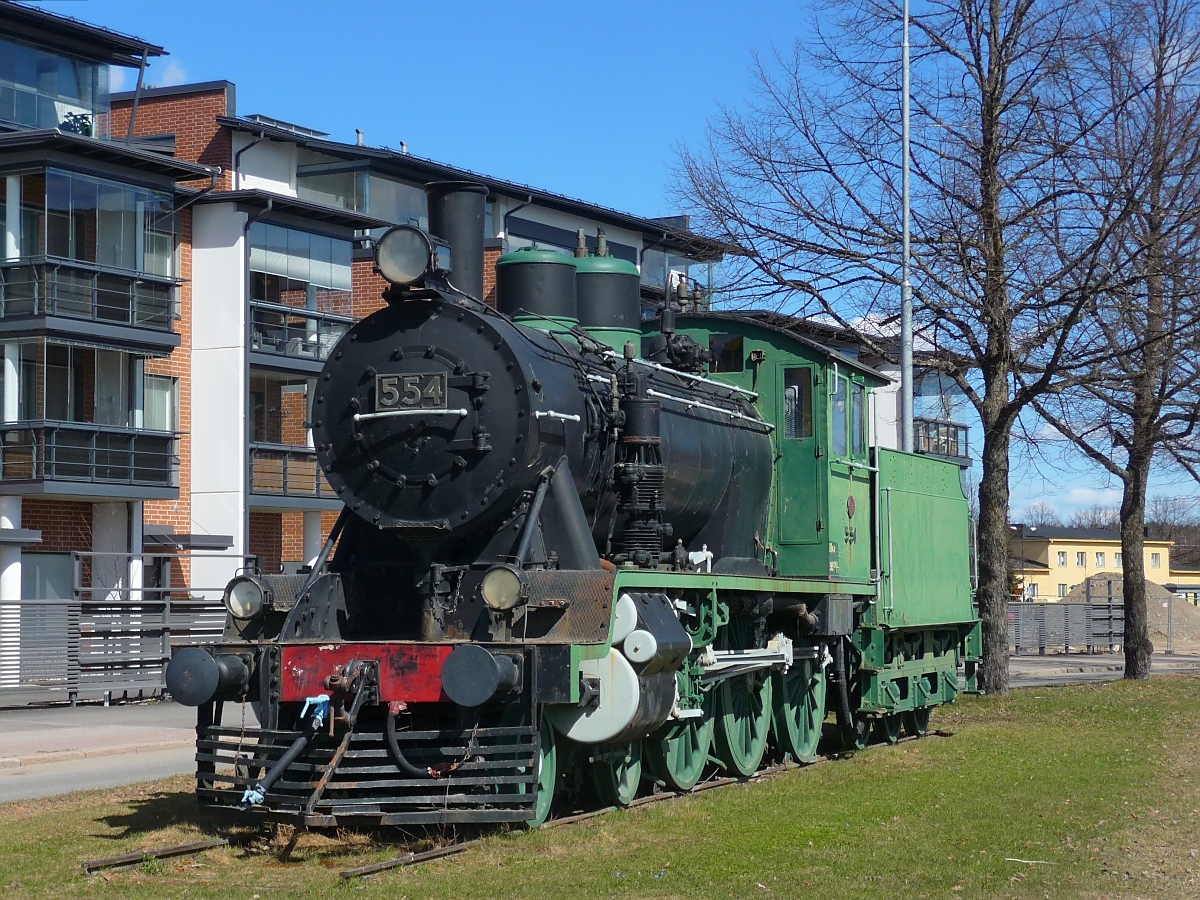 Dampflok Hv1 #554 der VR als Lok-Denkmal in der Nhe des Bahnhofs von Riihimki, 03.05.13