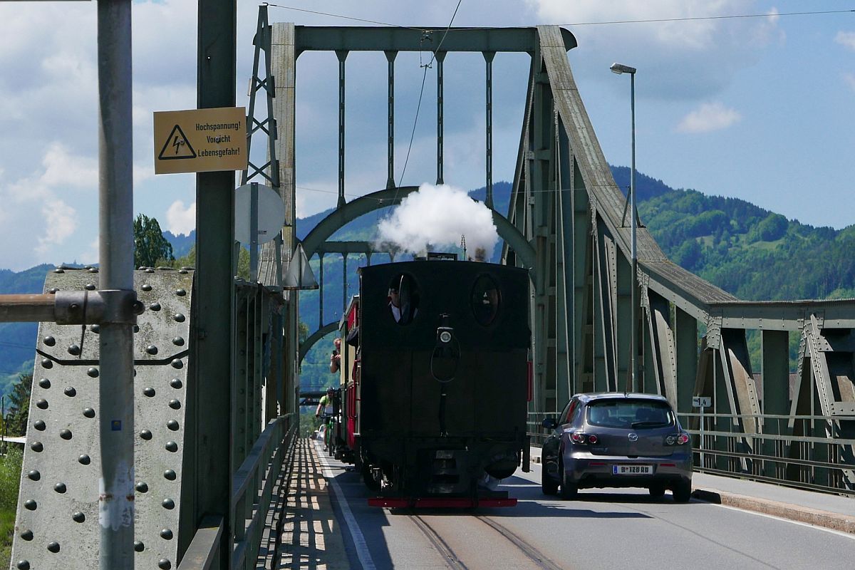 Dampflok  LIESL  überquert mit ihren zwei Personen- und einem Flachwagen zwischen Widnau und Wiesenrain den Rhein und die Grenze zwischen der Schweiz und Österreich (30.05.2019).