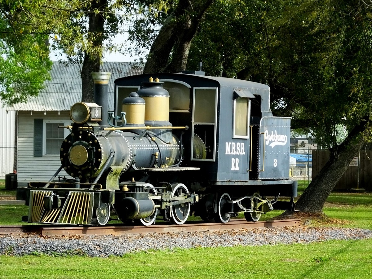 Dampflok der M.R.S.B. R.R. (Mississippi River Sugar Belt Railroad) im Garten einer Villa in Reserve (Louisiana) am Mississippi (03.04.2014)
Zustzliche Aufschrift:  GODCHAUX 3 
