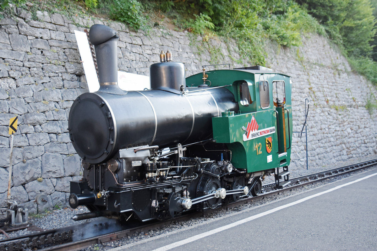 Dampflok Nr. 12 der Brienzer Rothorn Bahn, wird in der Talstation in Brienz an zwei Personenwagen angekuppelt. Die Aufnahme stammt vom 27.07.2018.