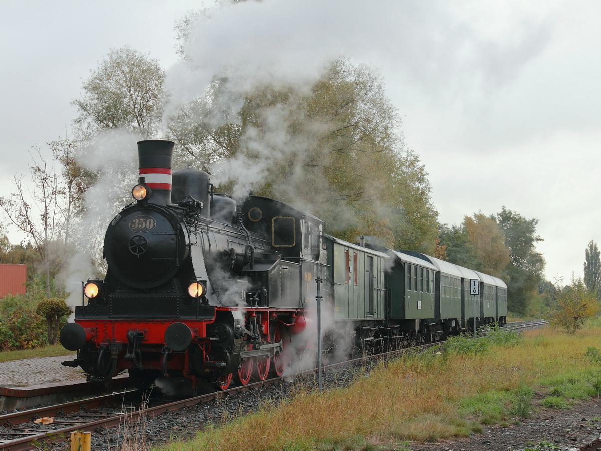 Dampflok Q350  Karoline  am 21.10.2016 mit den Museumszug der Geesthachter Eisenbahen in Bergedorf Süd.