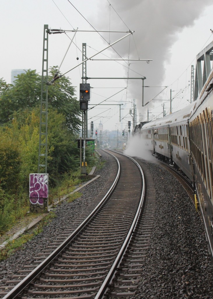 Dampflok-Sonderfahrt am 5.10.2013 mit der Schnellzuglokomotive der Baureihe 01 150 auf der Fahrt rechtsrheinisch kurz vor dem Bahnhof Kln-Deutz, den sie durchfahren wird, um in Kln Hbf mit groen  Hallo  begrt zu werden.