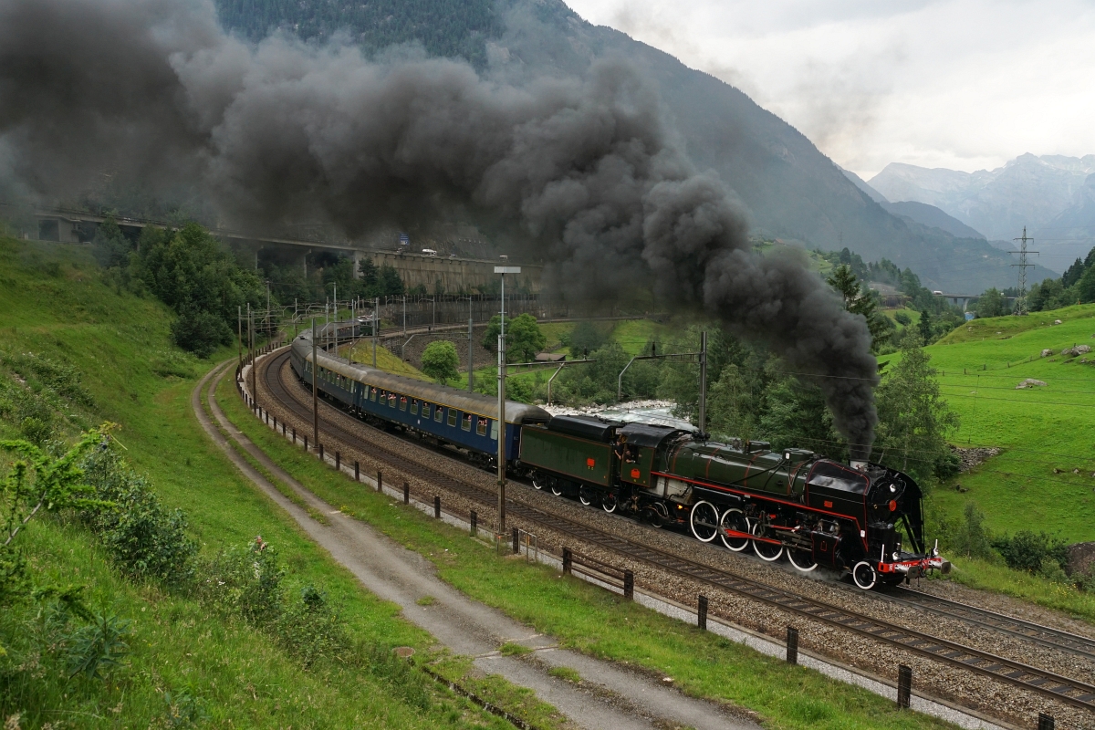 Dampflok-Spektakel am Gotthard: Kurz nach den beiden 01er folgte die 141 R 1244 des Vereins Mikado 1244. Wassen, 27.06.2015.