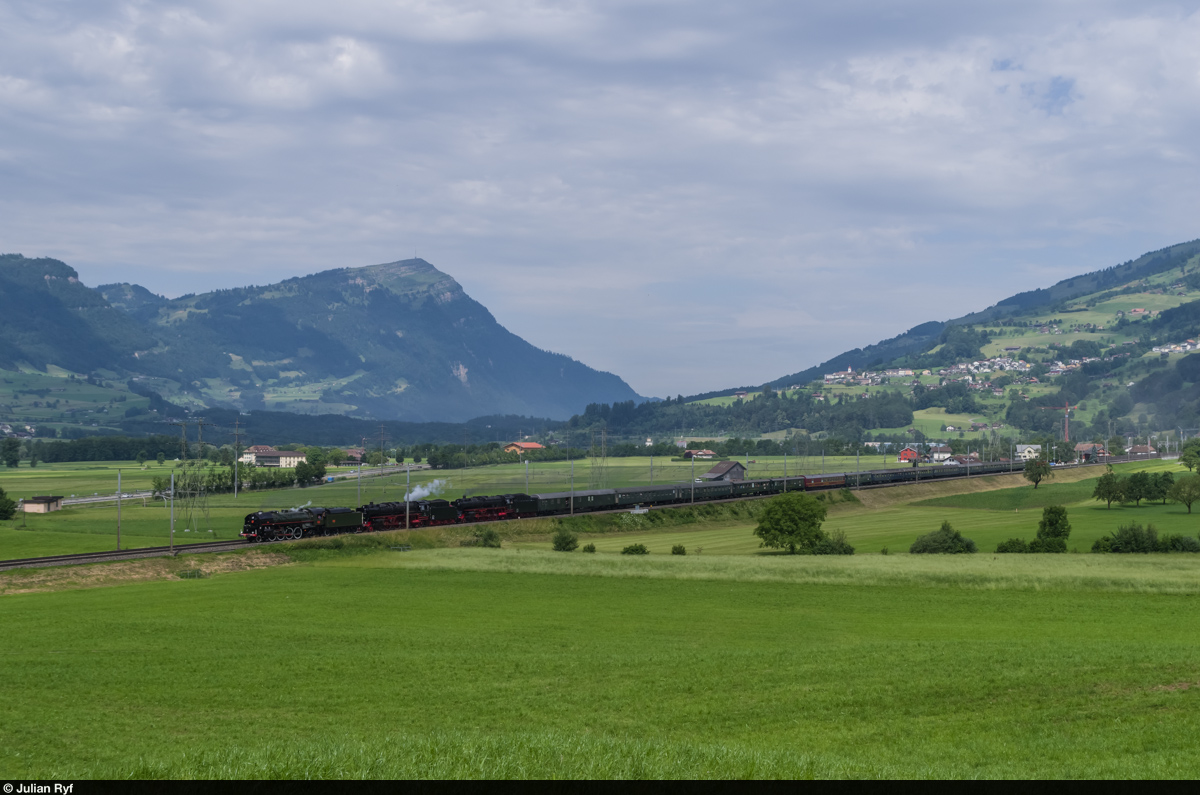 Dampflok-Spektakel am Gotthard - das offiziell letzte Mal Dampf an der Gotthard-Bergstrecke.
Am 27. Juni 2015 fuhren die 141R 1244, die 01 202, und die 01 150 ins Tessin, zwischen Rotkreuz und Erstfeld alle am selben Zug. Aufgenommen zwischen Steinen und Schwyz mit der Rigi im Hintergrund.